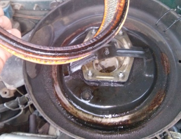 Почему в воздушном фильтре масло ВАЗ 2109?