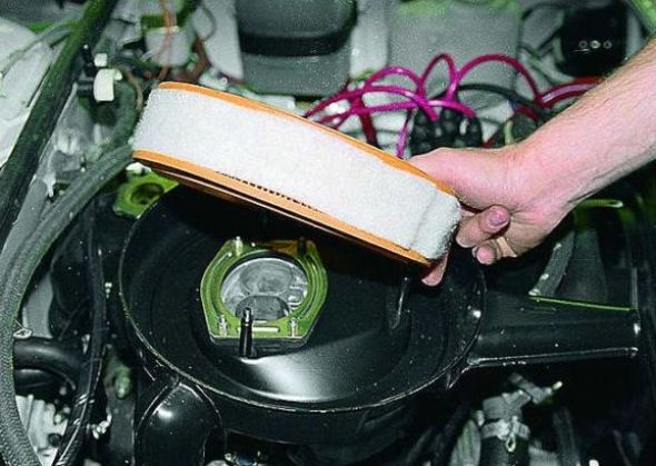 Почему в воздушном фильтре масло ВАЗ 2109?